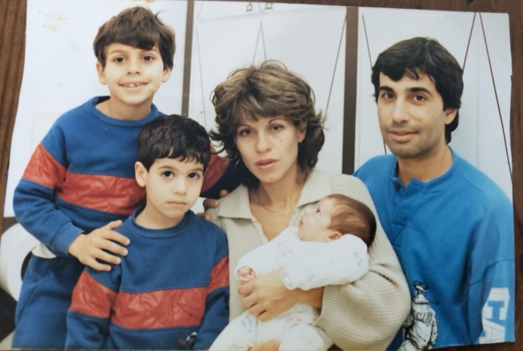 Familienfoto von Kfir, als Baby mit dem Vater Foto: Privat