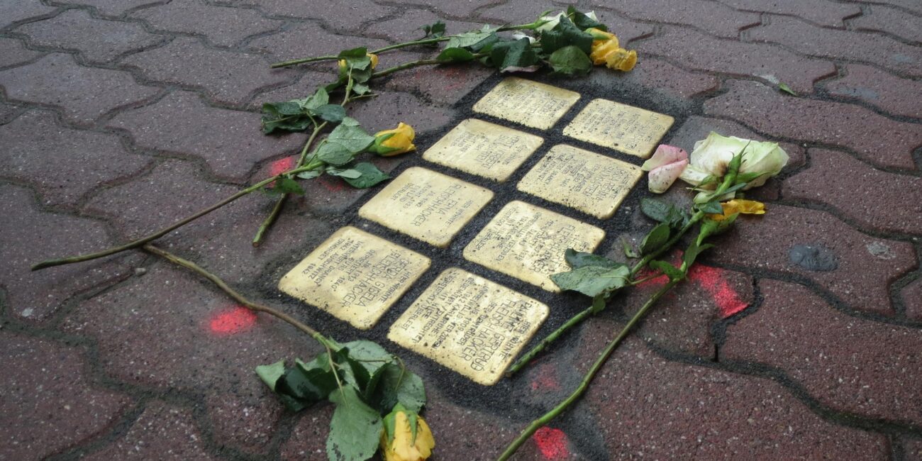https://pixabay.com/de/photos/stolpersteine-hockenheim-denkmal-848846/
